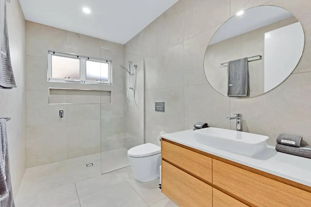 Leo2-Sophisticated, Beach Holiday Home Sunshine Coast