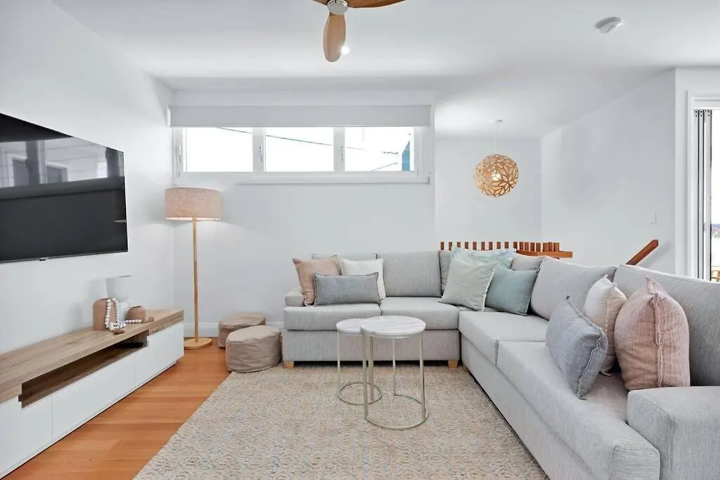 Leo2-Sophisticated, Beach Holiday Home Sunshine Coast