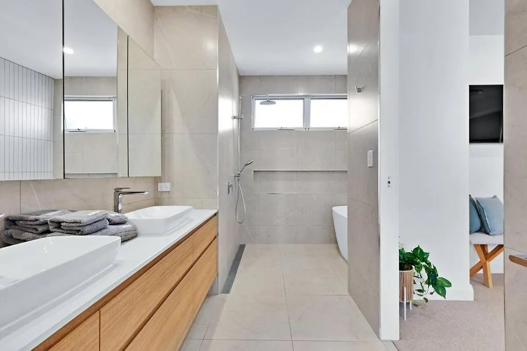 Leo2-Sophisticated, Beach Holiday Home Sunshine Coast 0*,