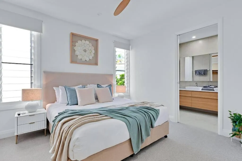 Leo2-Sophisticated, Beach Holiday Home Sunshine Coast